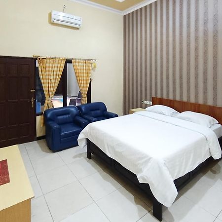 Gita Puri Redpartner Blitar Hotel Exterior foto