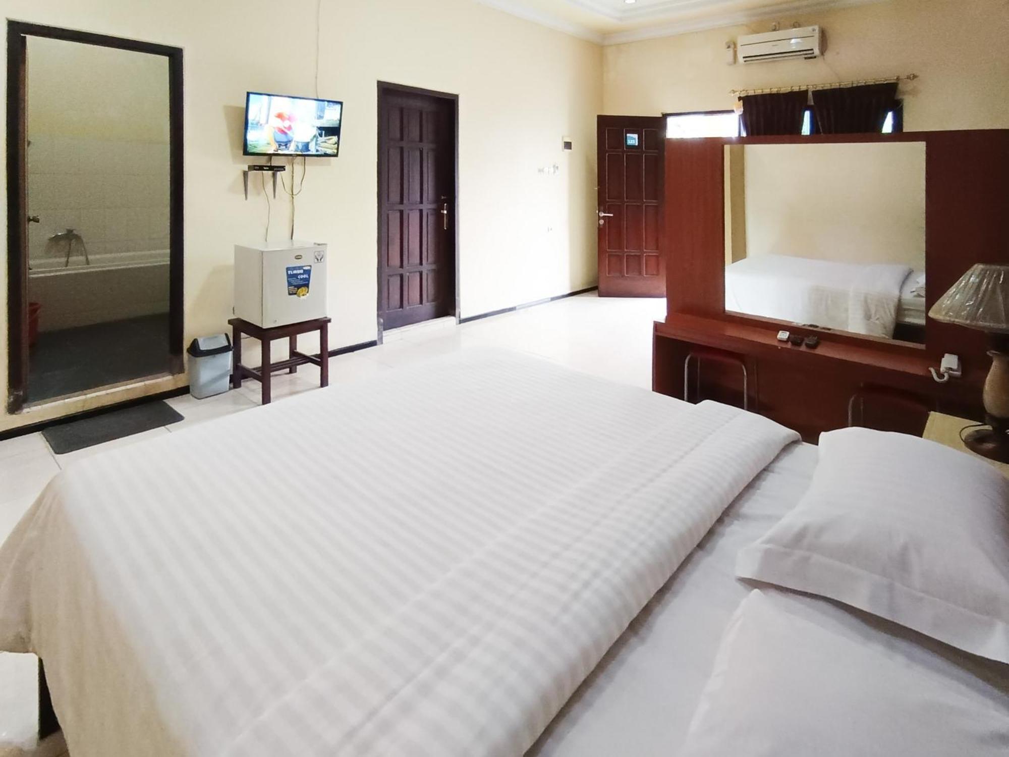 Gita Puri Redpartner Blitar Hotel Exterior foto