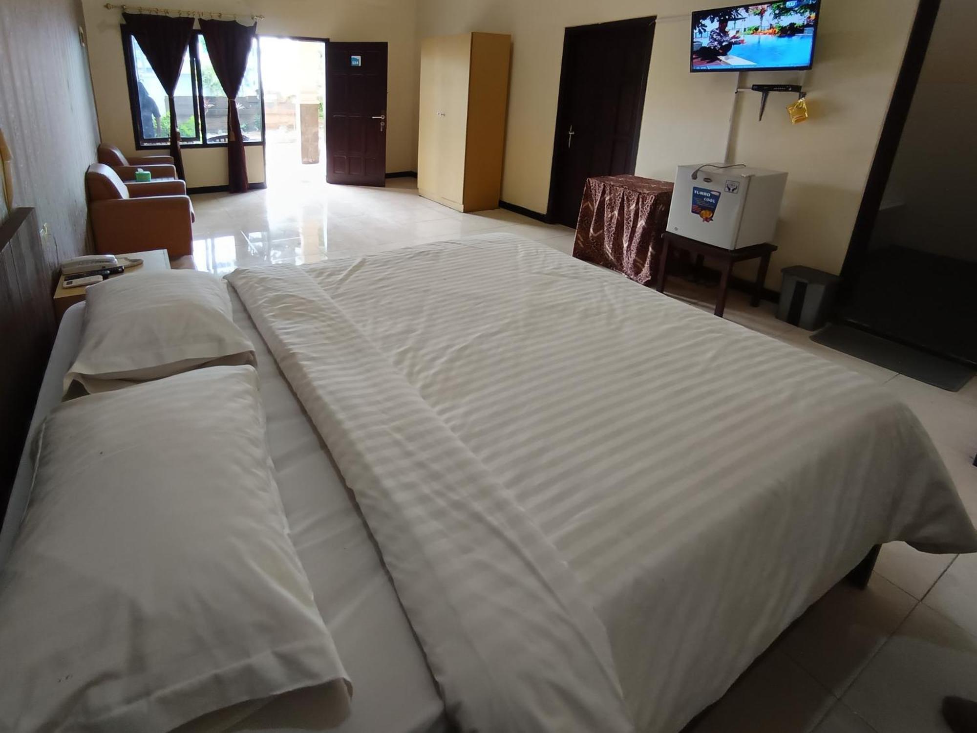 Gita Puri Redpartner Blitar Hotel Exterior foto
