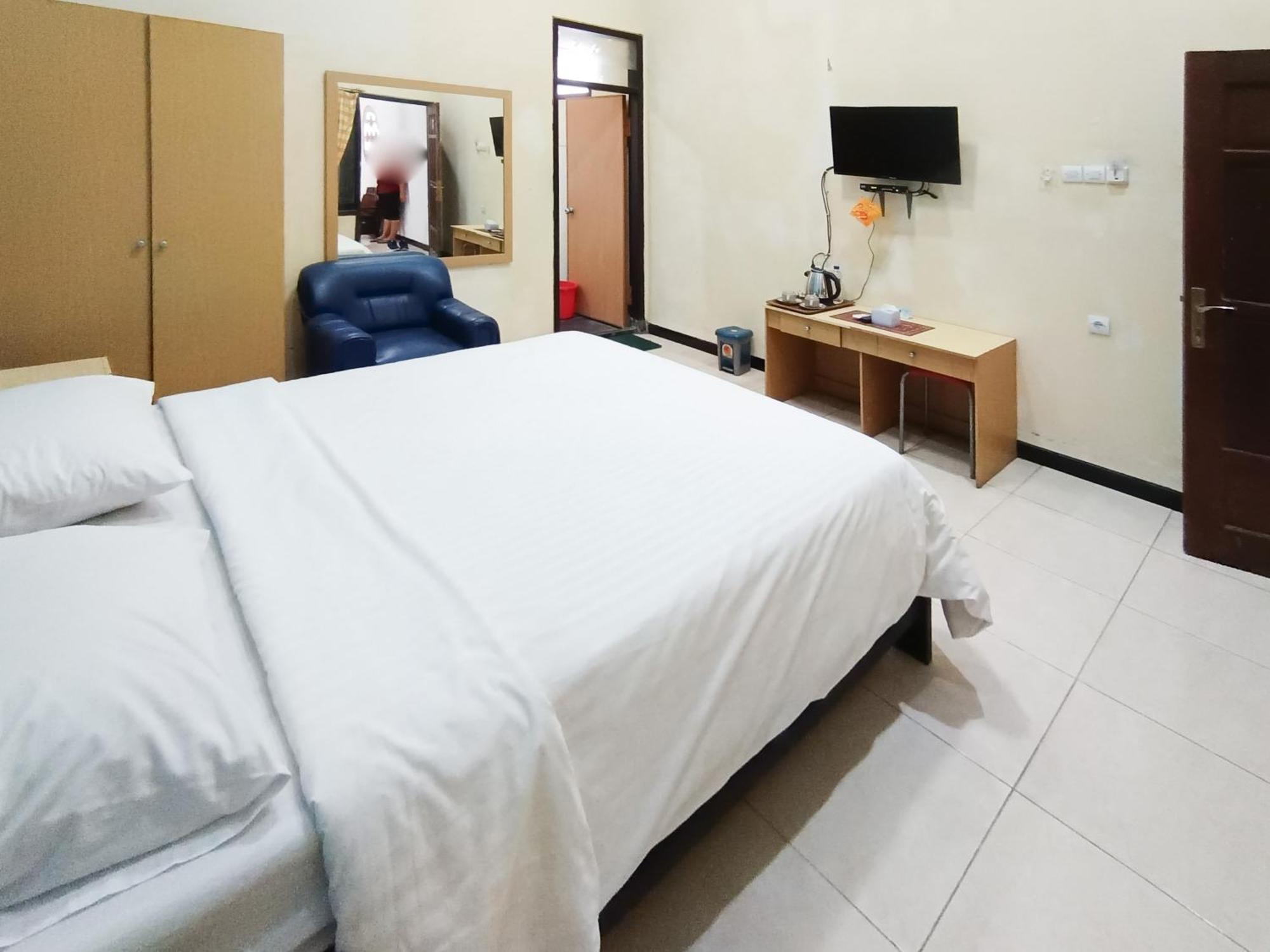 Gita Puri Redpartner Blitar Hotel Exterior foto