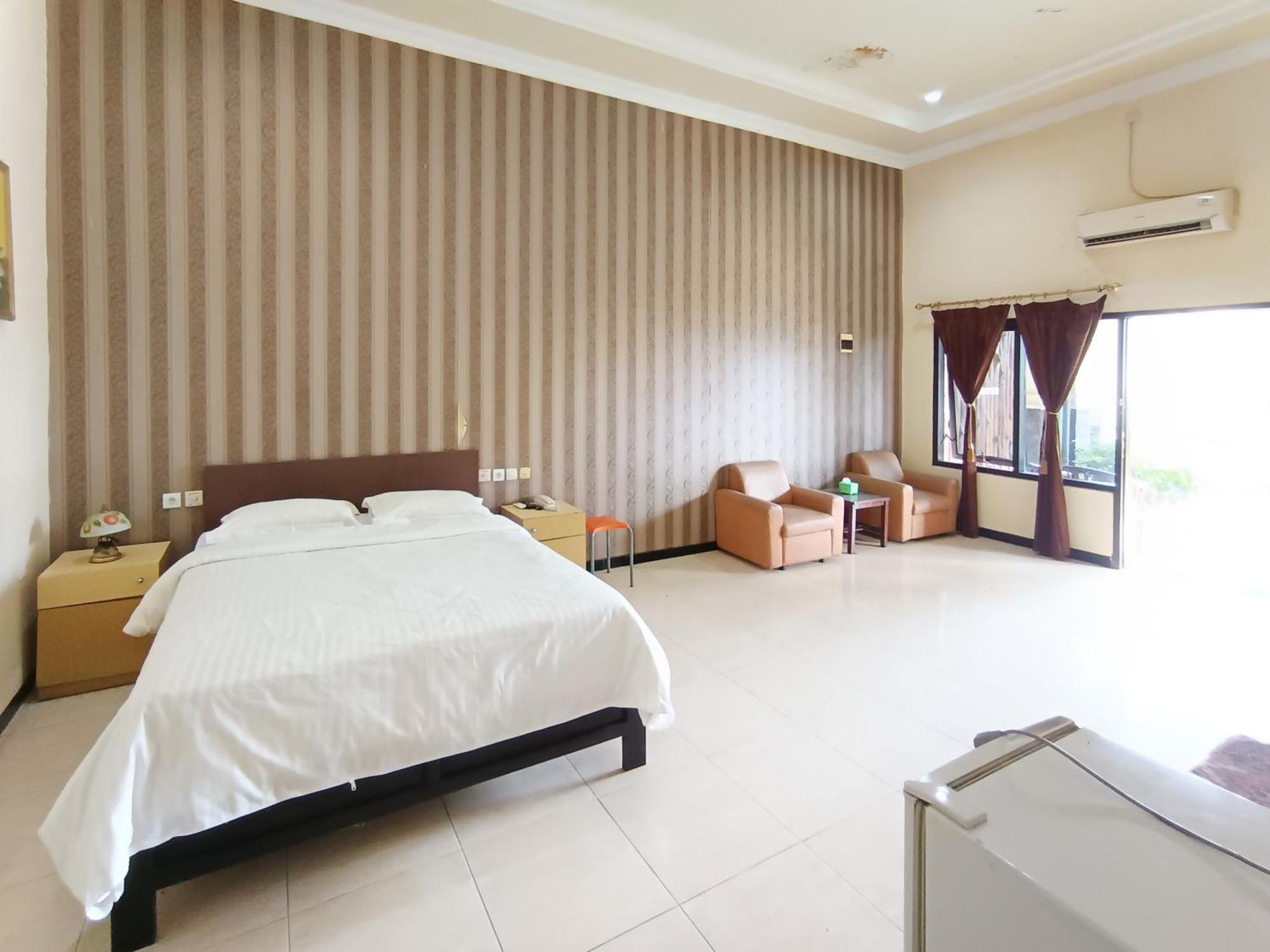 Gita Puri Redpartner Blitar Hotel Exterior foto