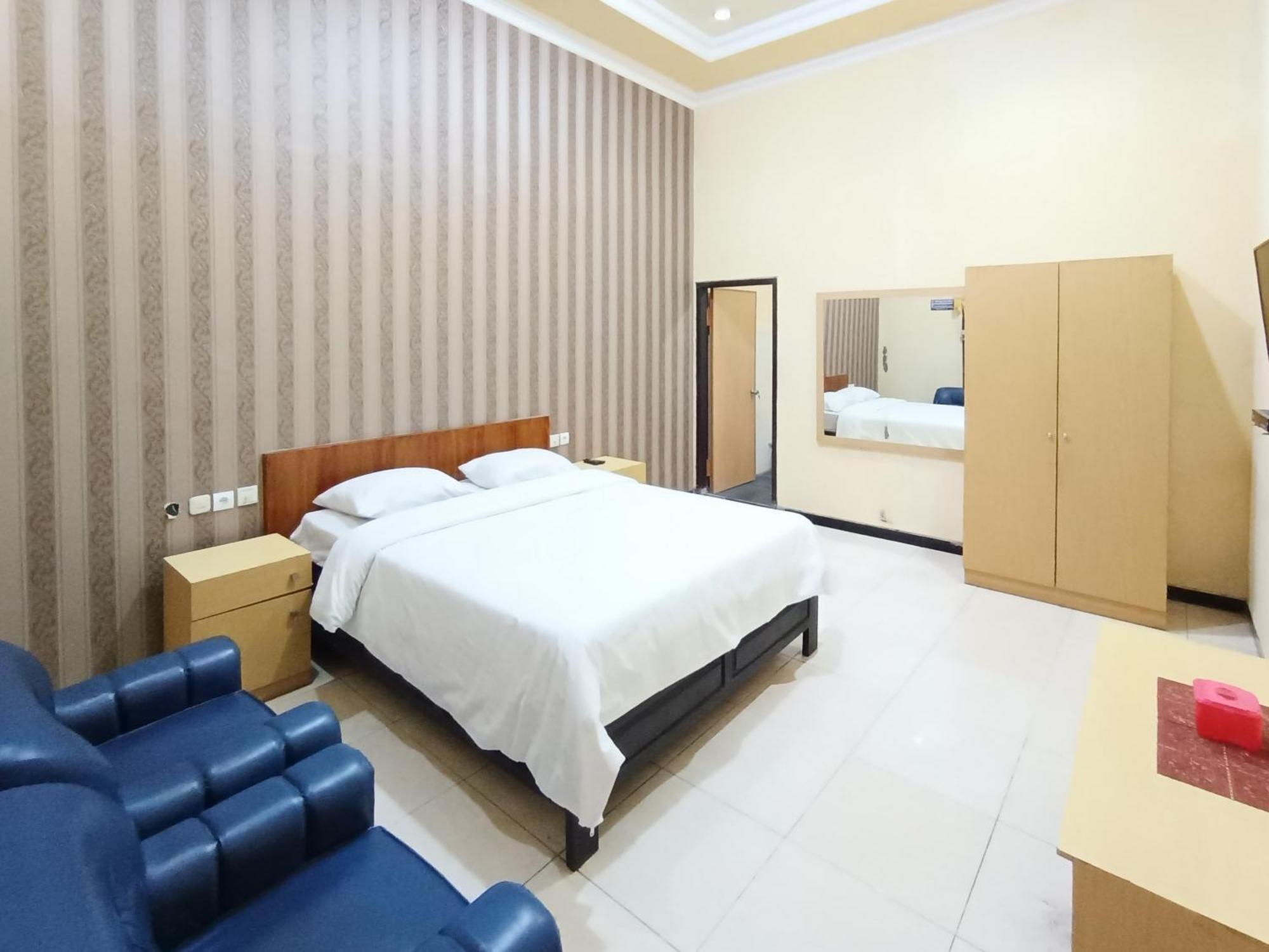 Gita Puri Redpartner Blitar Hotel Exterior foto