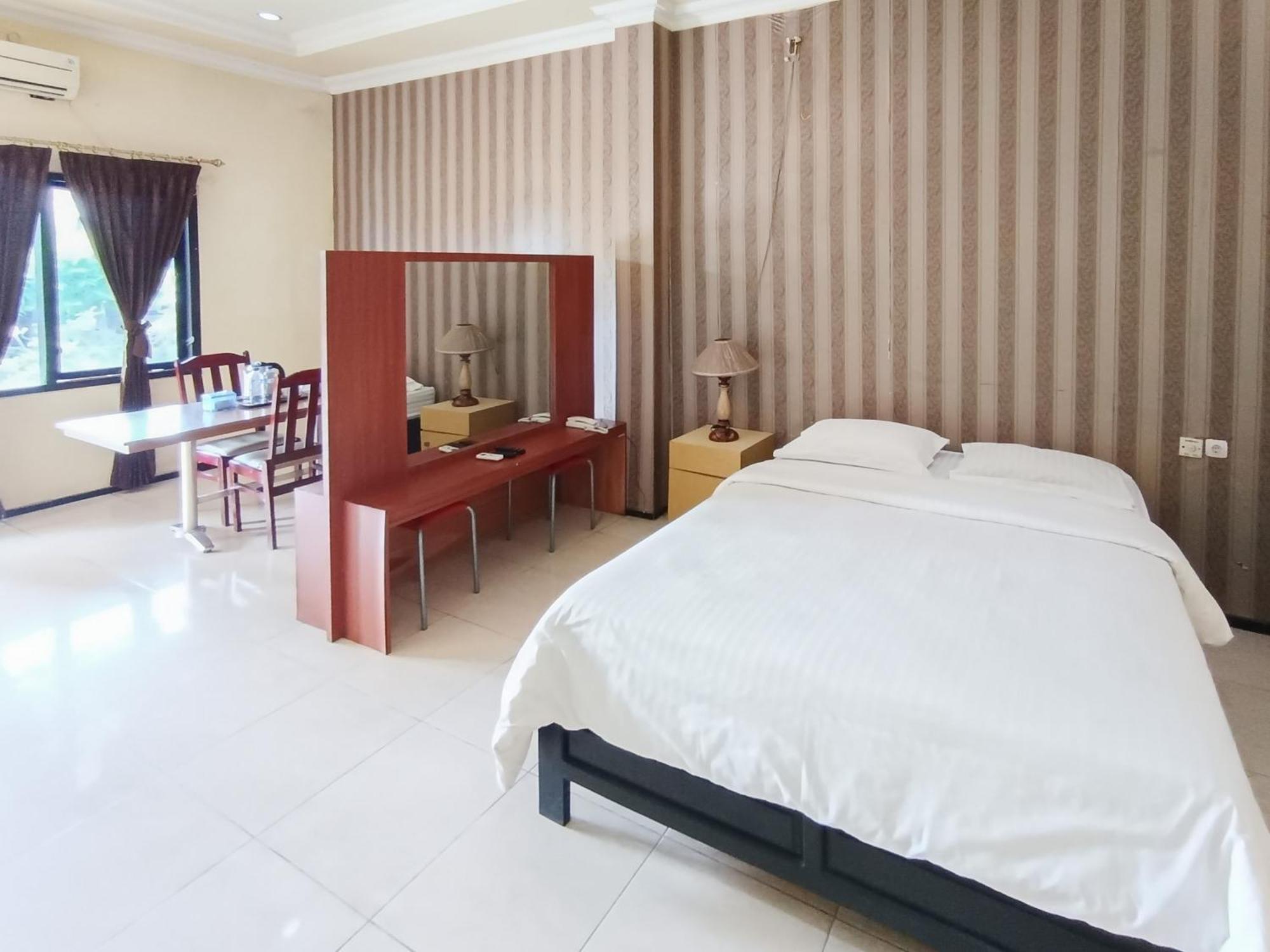 Gita Puri Redpartner Blitar Hotel Exterior foto
