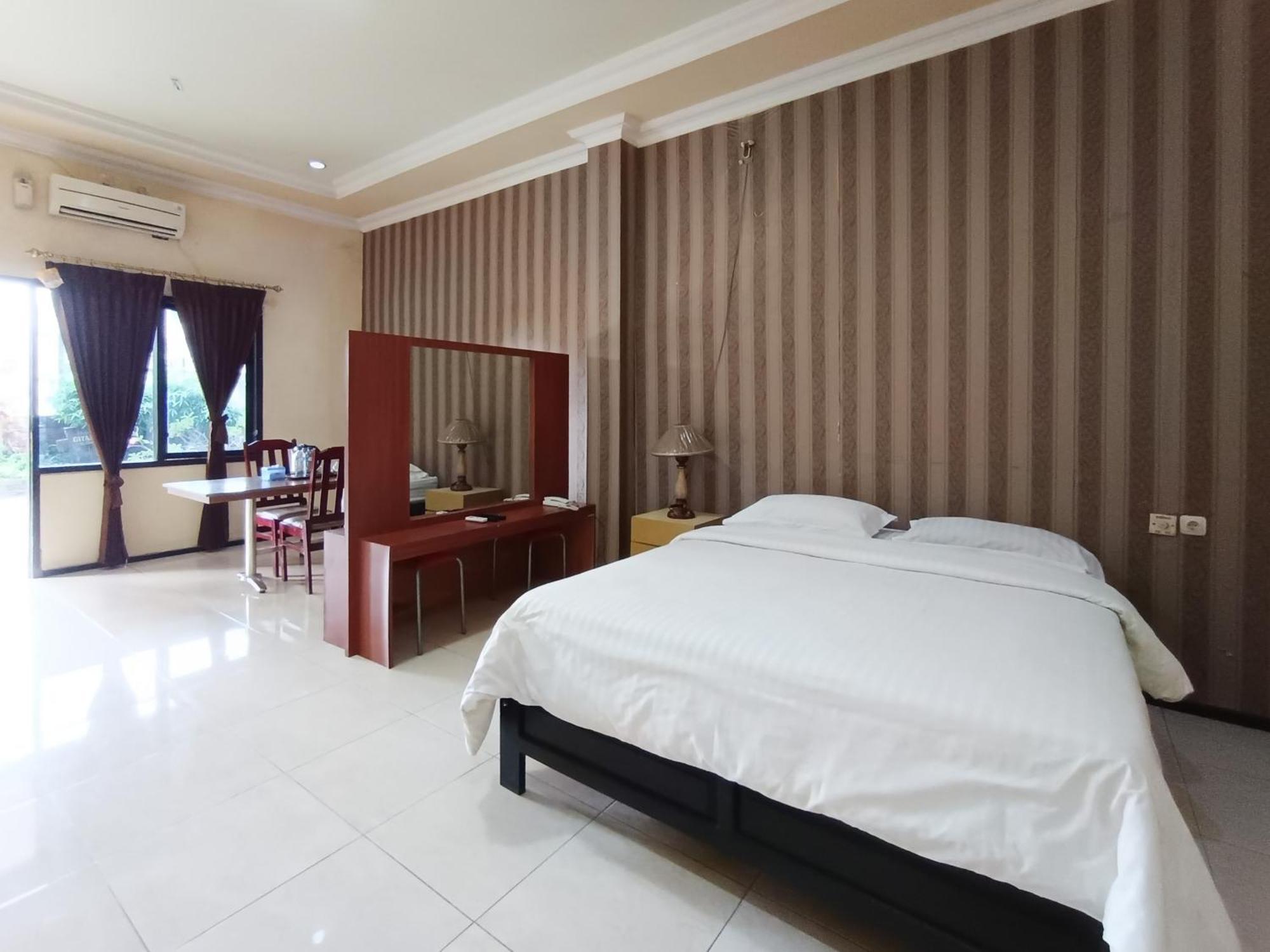 Gita Puri Redpartner Blitar Hotel Exterior foto