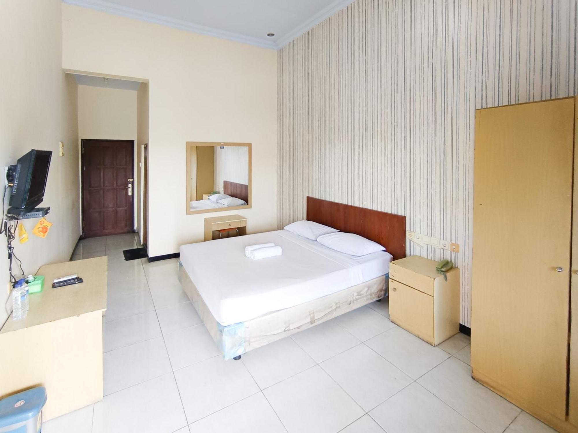 Gita Puri Redpartner Blitar Hotel Exterior foto