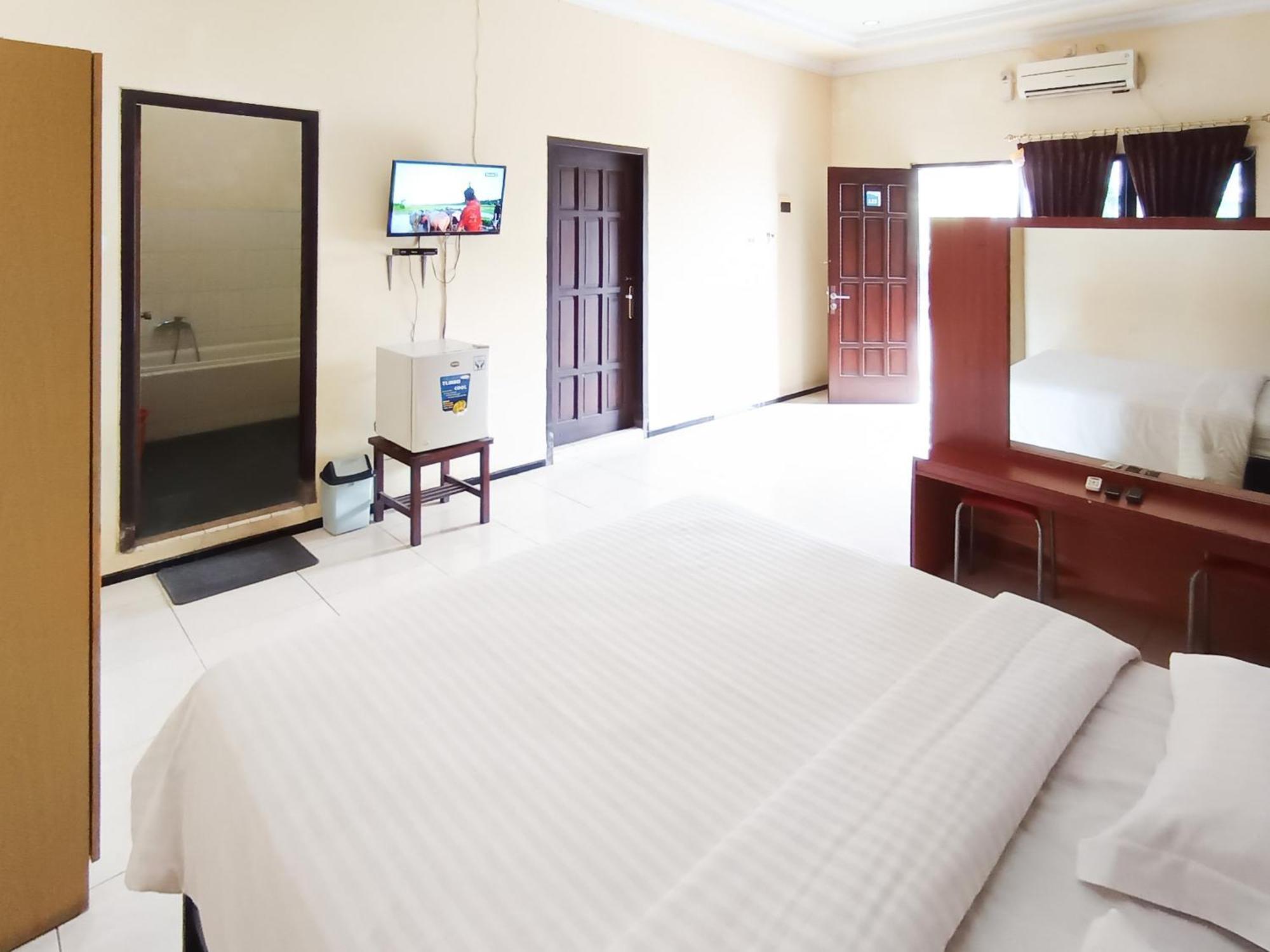 Gita Puri Redpartner Blitar Hotel Exterior foto