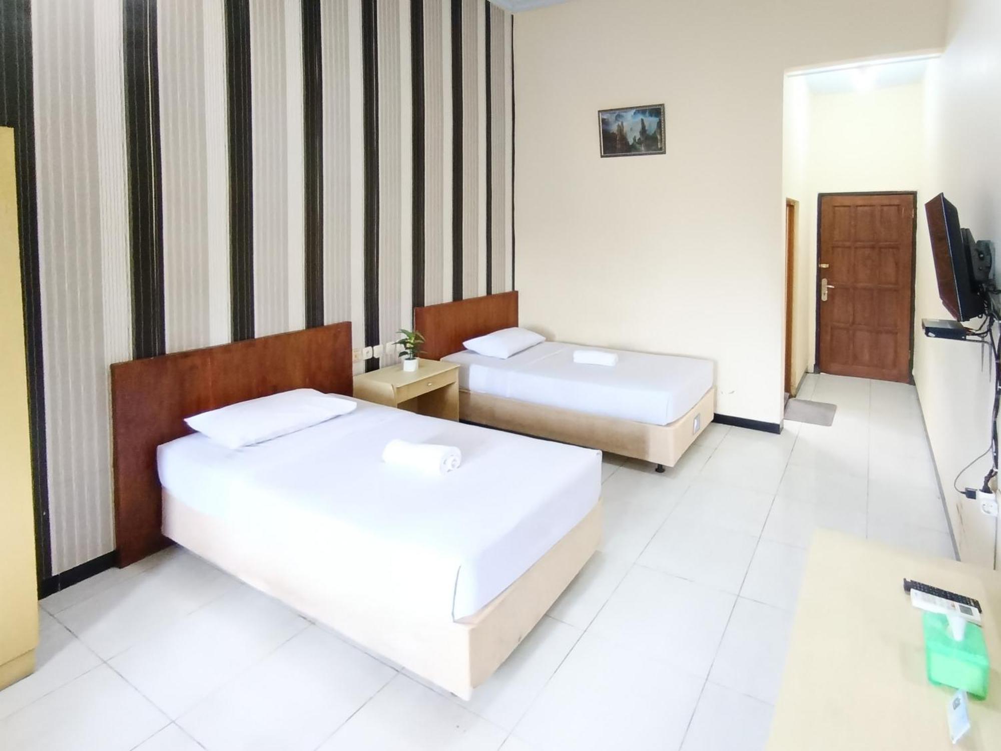 Gita Puri Redpartner Blitar Hotel Exterior foto