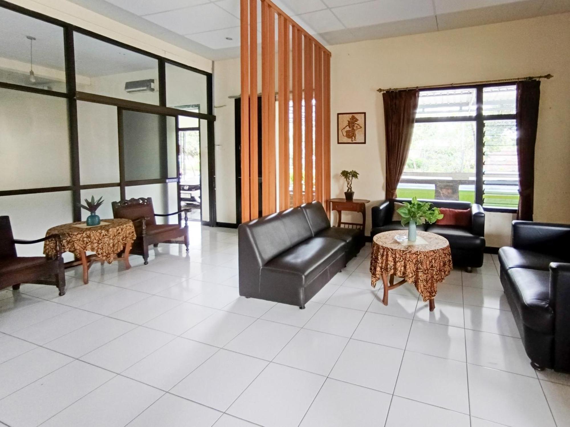 Gita Puri Redpartner Blitar Hotel Exterior foto