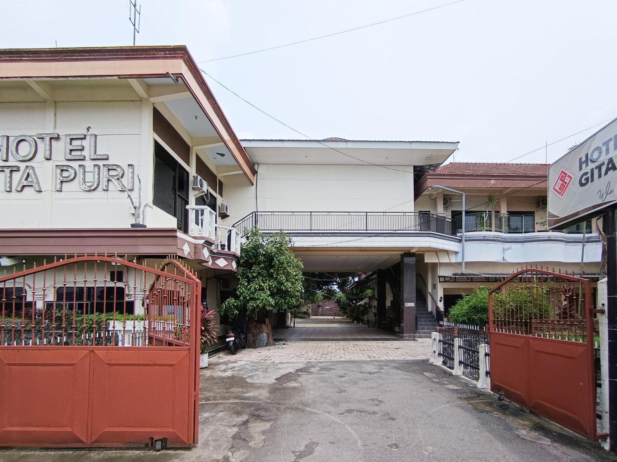 Gita Puri Redpartner Blitar Hotel Exterior foto