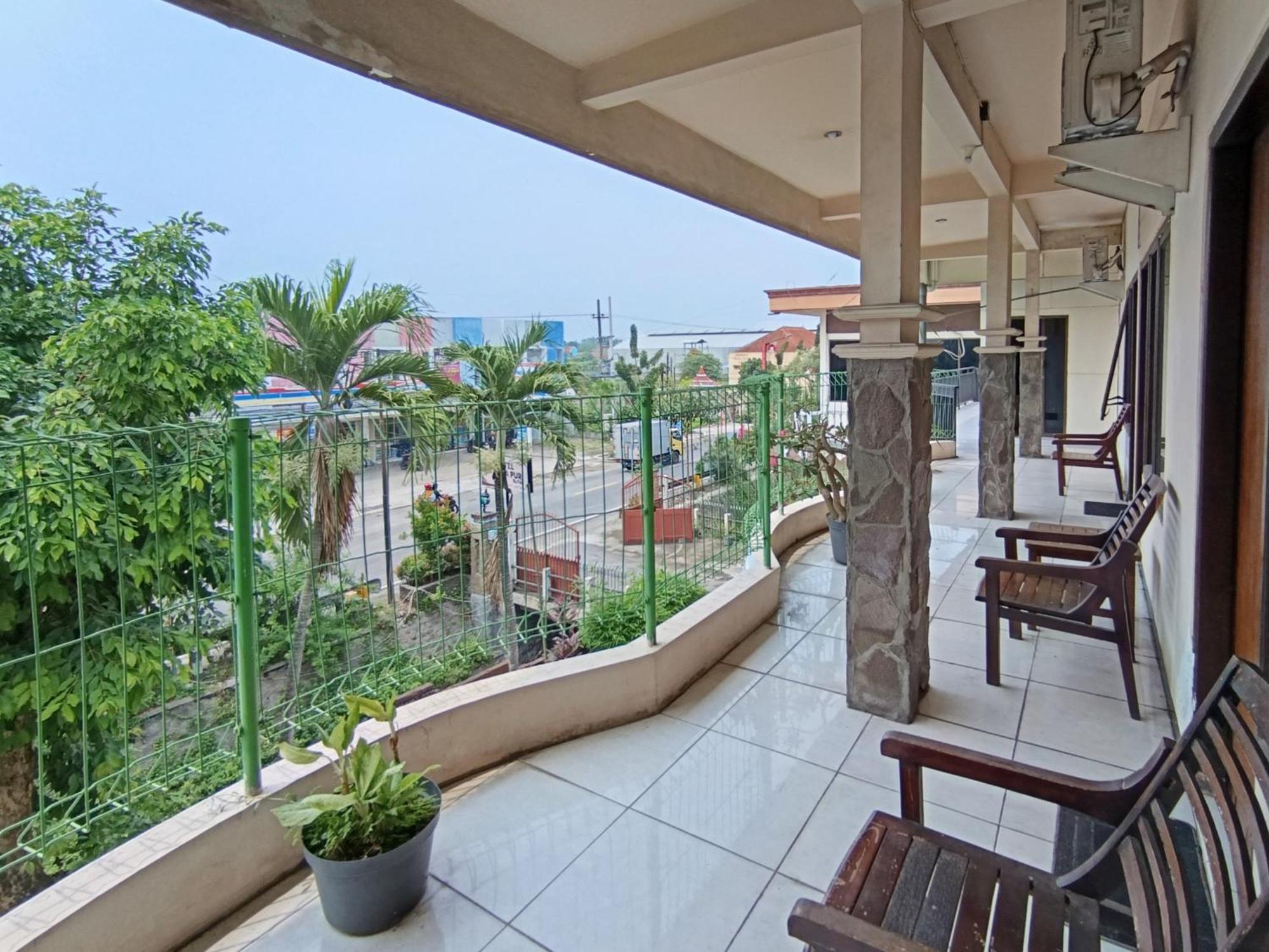 Gita Puri Redpartner Blitar Hotel Exterior foto