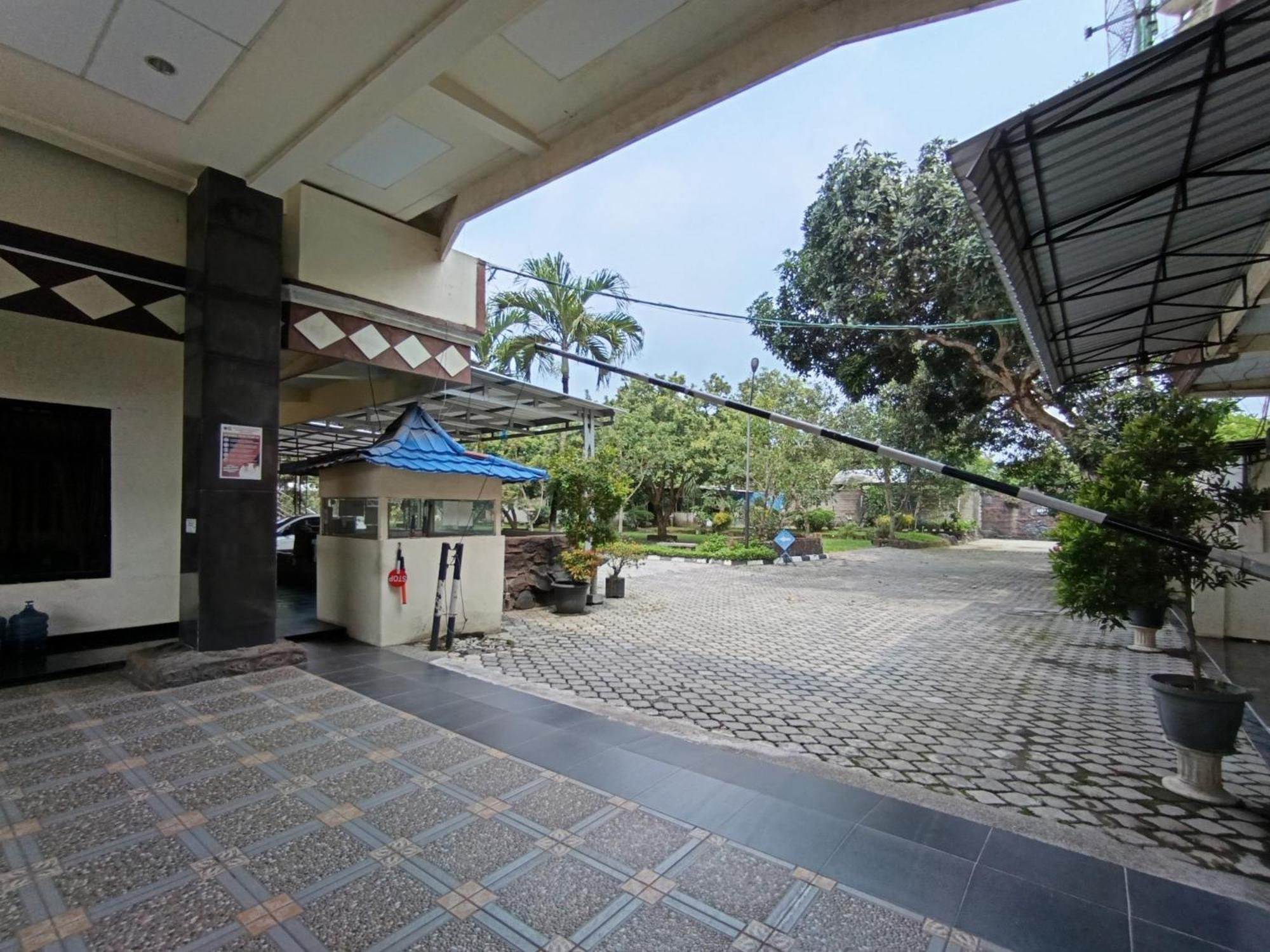 Gita Puri Redpartner Blitar Hotel Exterior foto