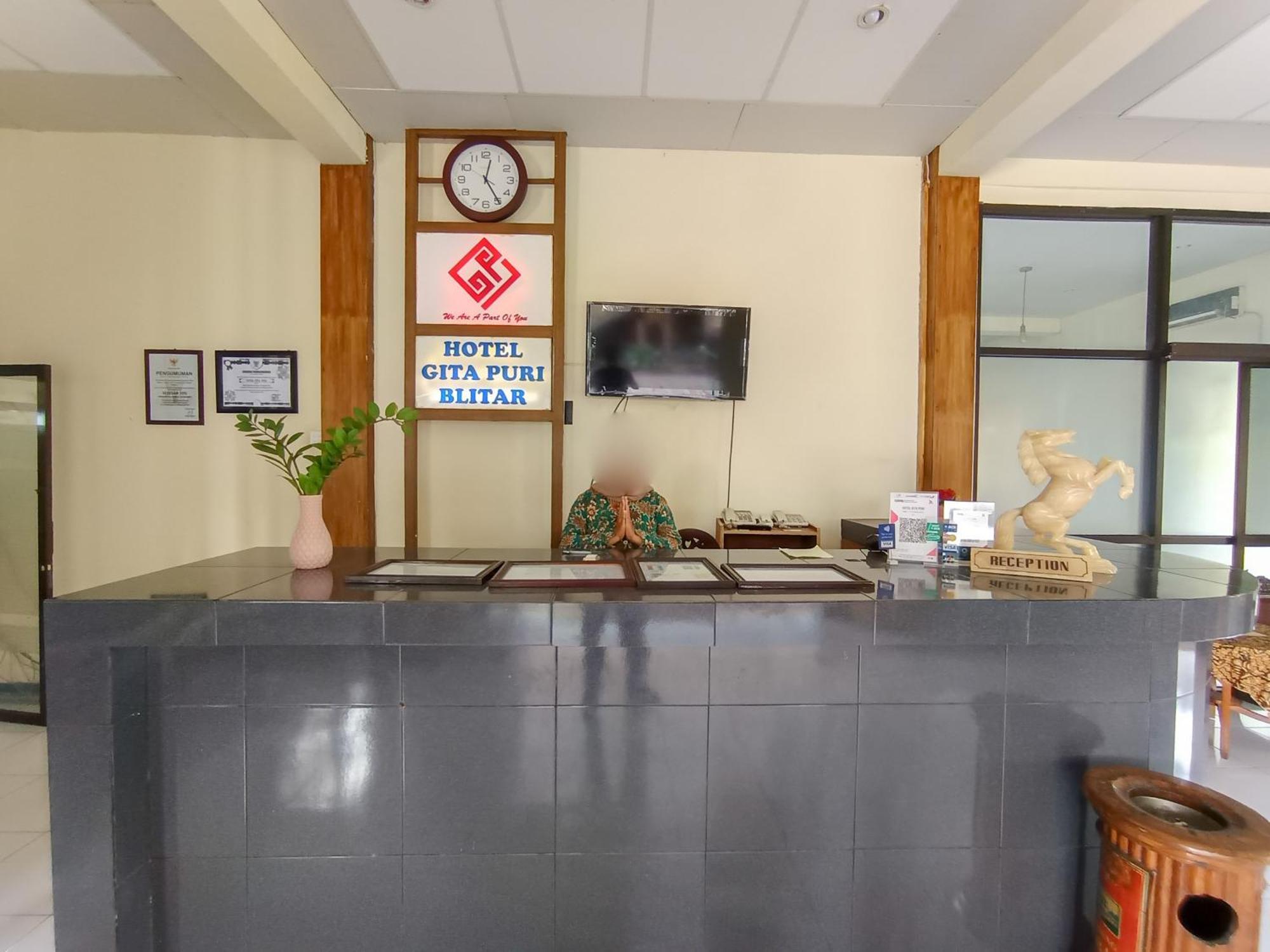Gita Puri Redpartner Blitar Hotel Exterior foto