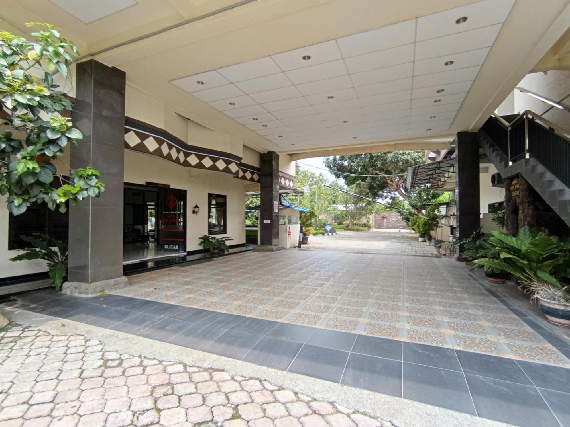 Gita Puri Redpartner Blitar Hotel Exterior foto