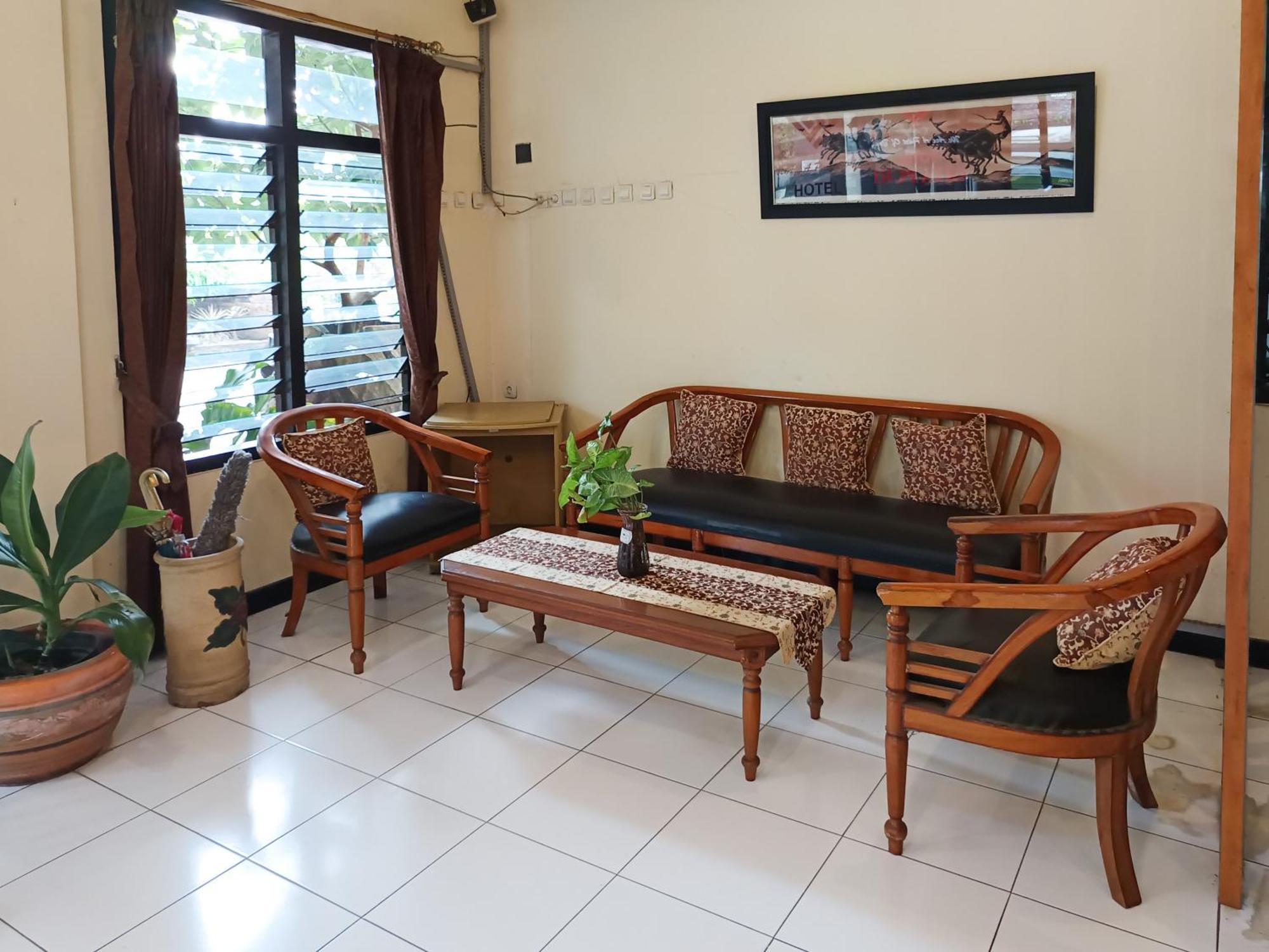 Gita Puri Redpartner Blitar Hotel Exterior foto