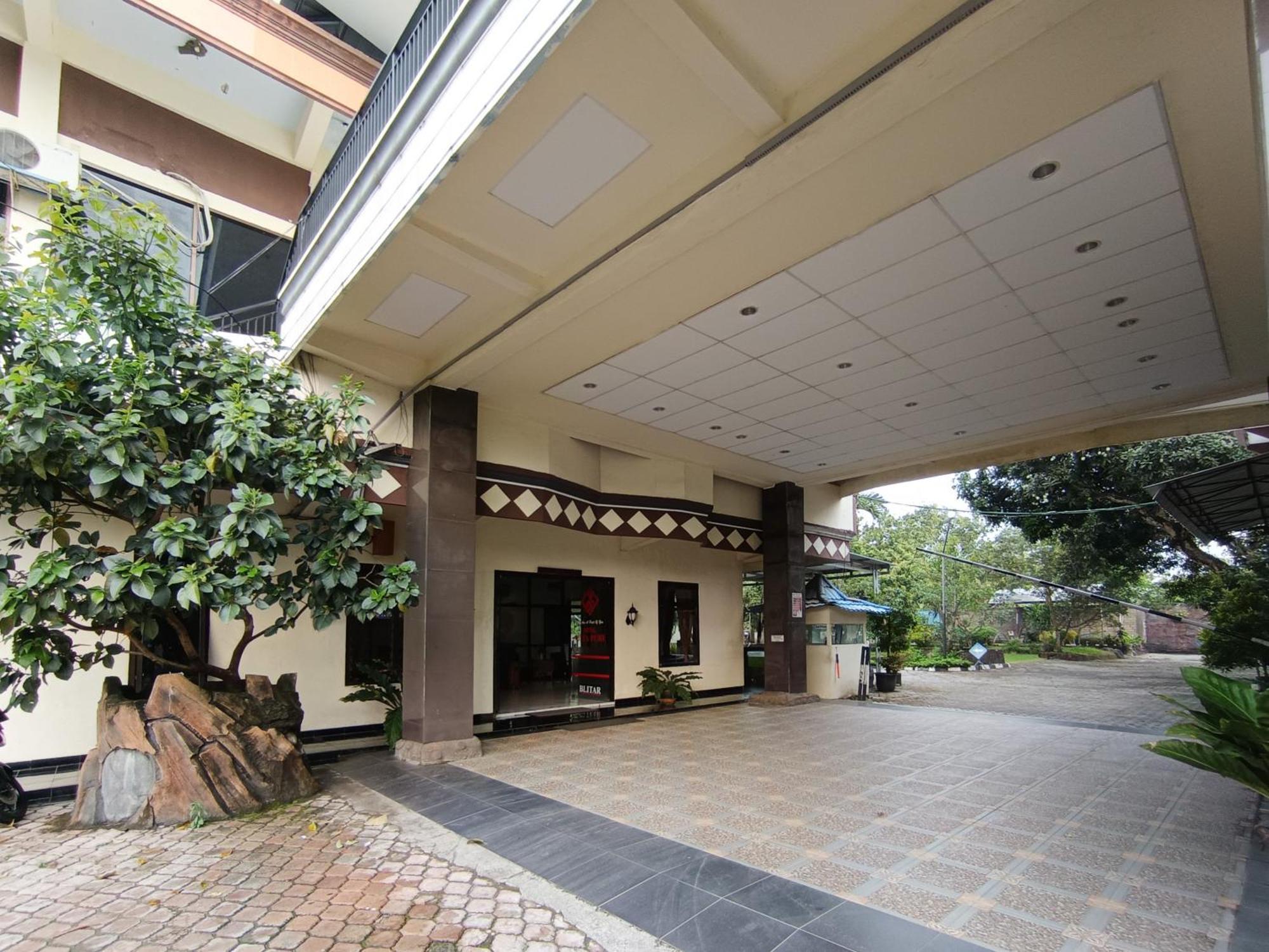 Gita Puri Redpartner Blitar Hotel Exterior foto