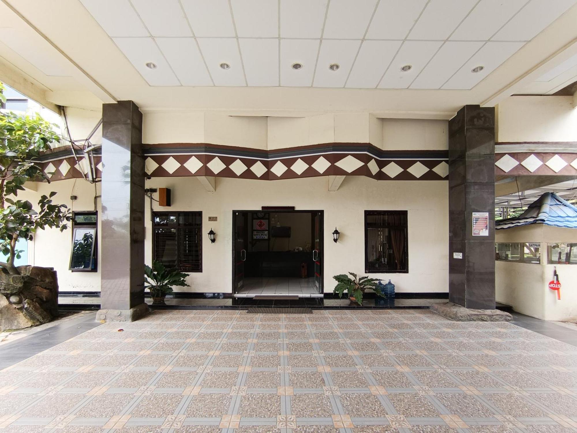 Gita Puri Redpartner Blitar Hotel Exterior foto