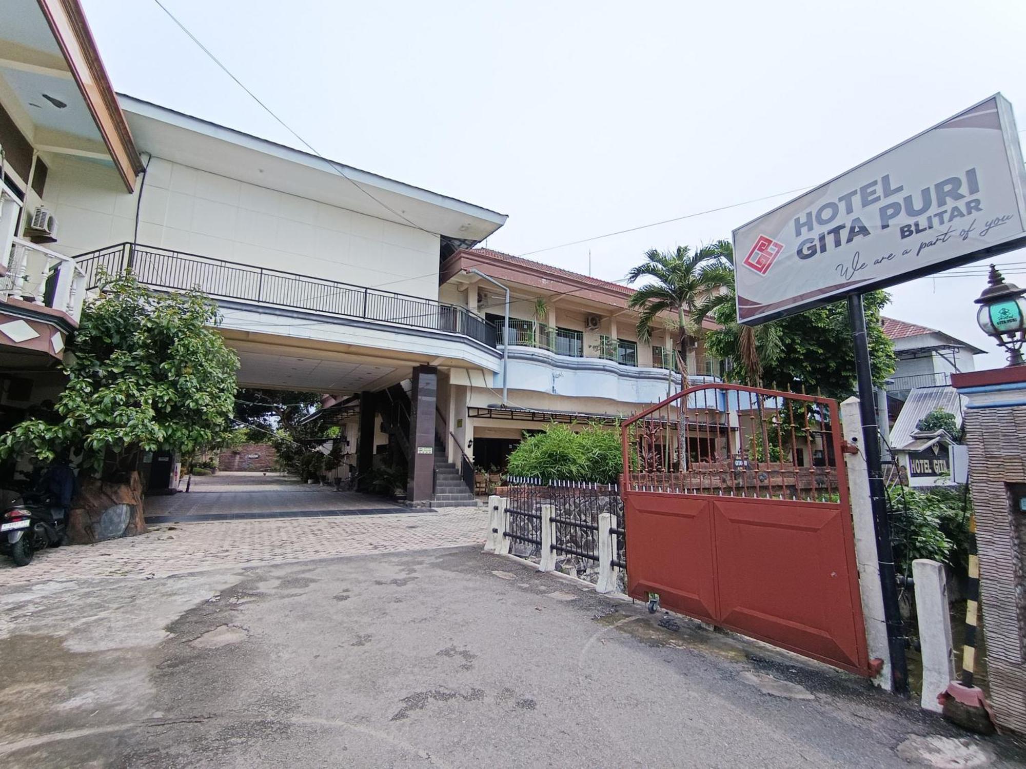 Gita Puri Redpartner Blitar Hotel Exterior foto