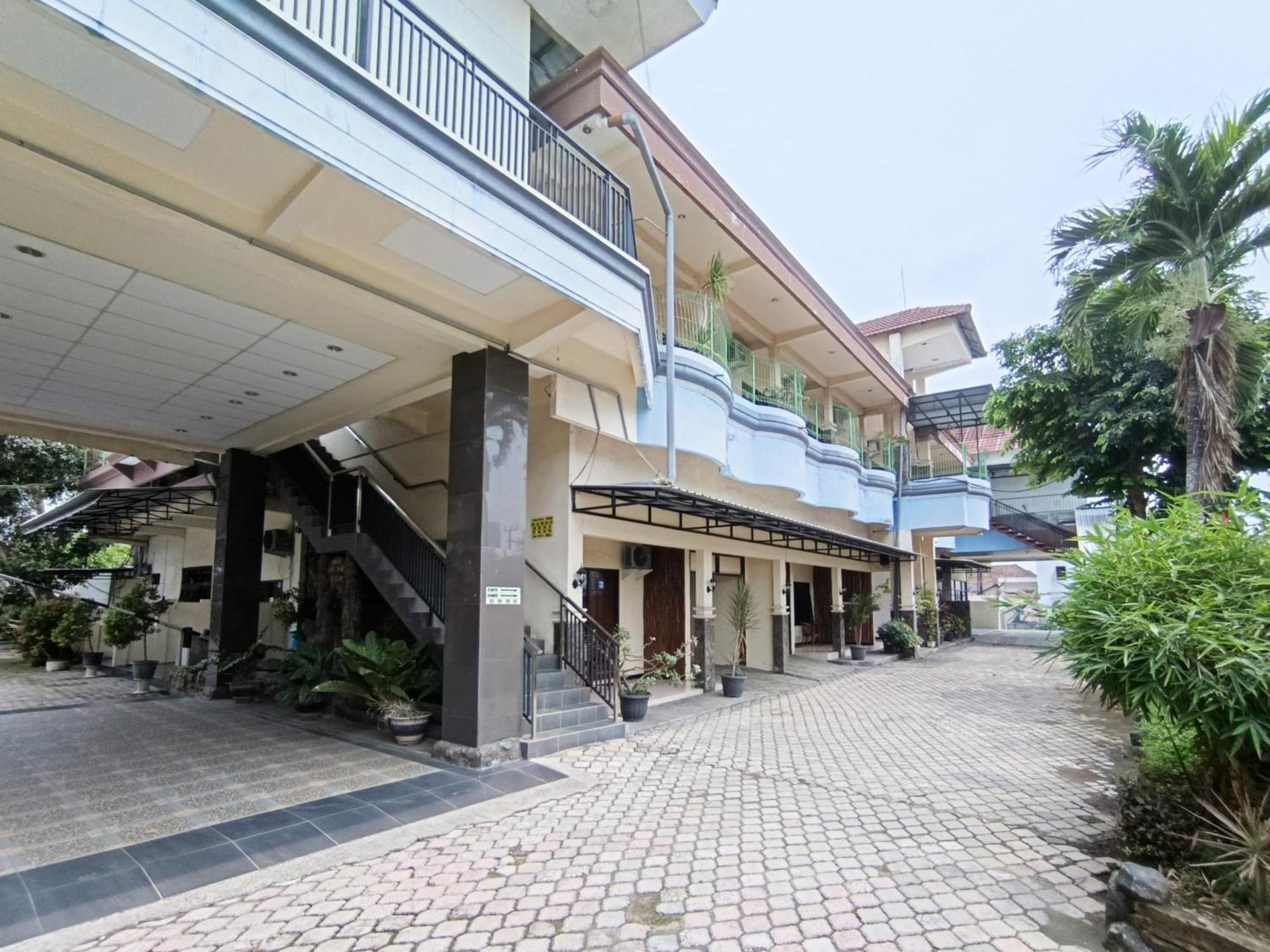 Gita Puri Redpartner Blitar Hotel Exterior foto