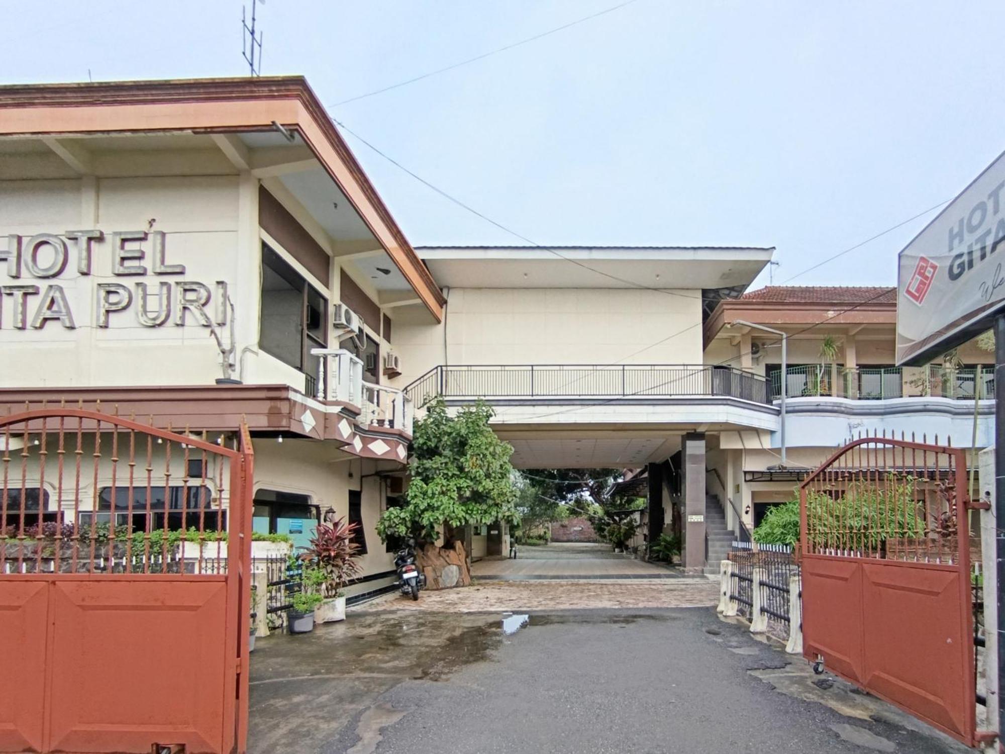 Gita Puri Redpartner Blitar Hotel Exterior foto